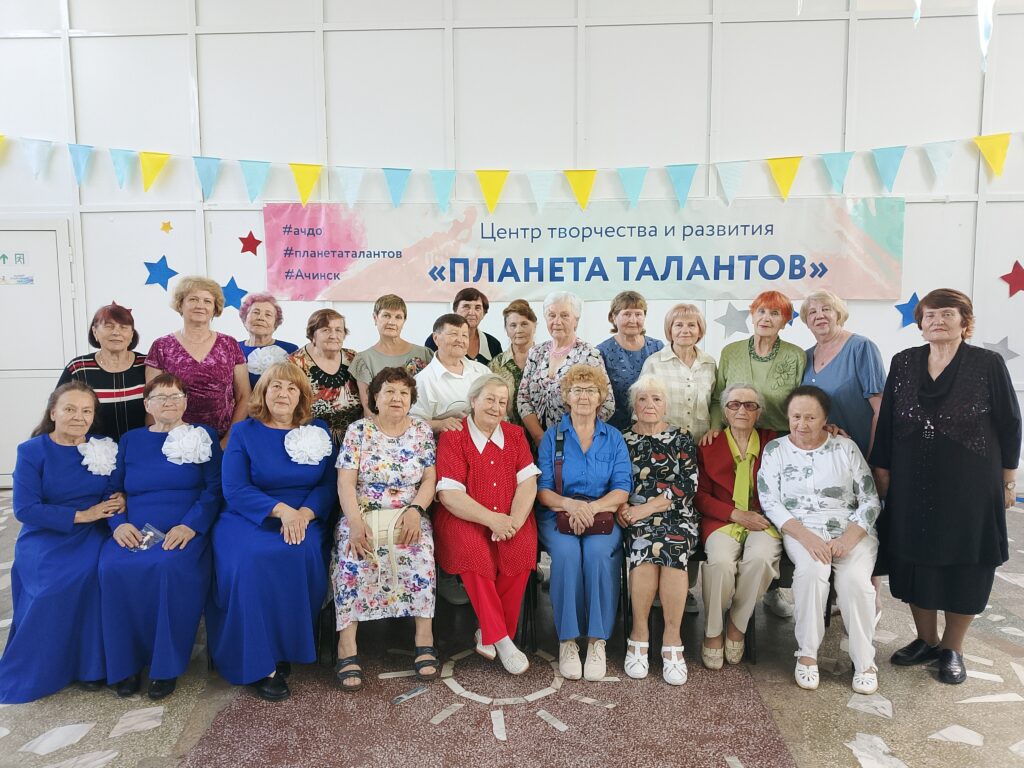 В Ачинске состоялся творческий квартирник для ветеранов педагогического труда «Голубой огонек»